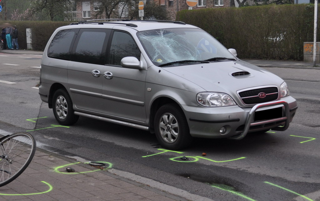 VU Radfahrer PKW Koeln Heimersdorf Volkhovenerweg P12.JPG